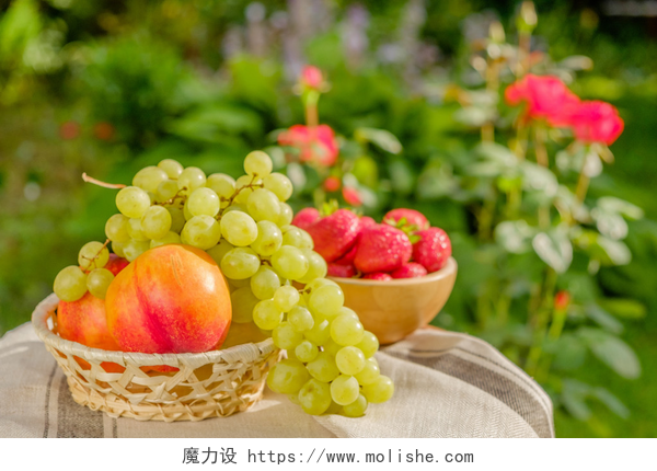 近景户外桌子上放着各种各样的水果健康配图自然背景上新鲜多汁的水果